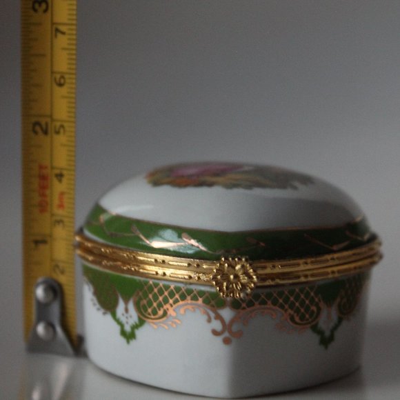 Heart-Shaped Gold & Green Design Porcelain Jewelry Box with  Romantic Scene - Picture 14 of 16